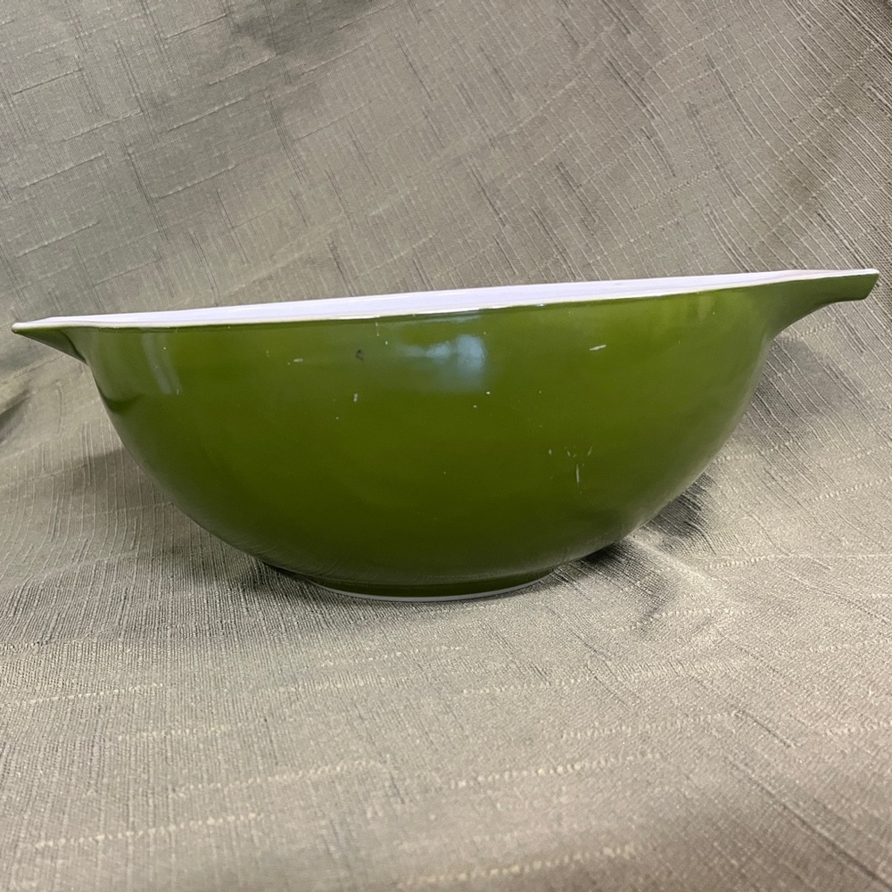 Beautiful Verde (green) #444 round mixing bowl